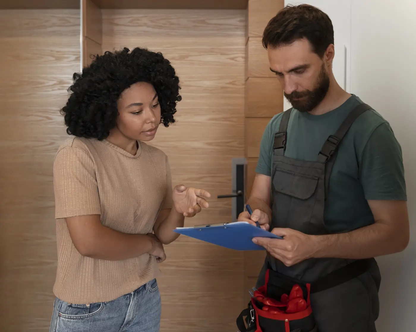 Técnico conferindo o checklist da vistoria final com a cliente